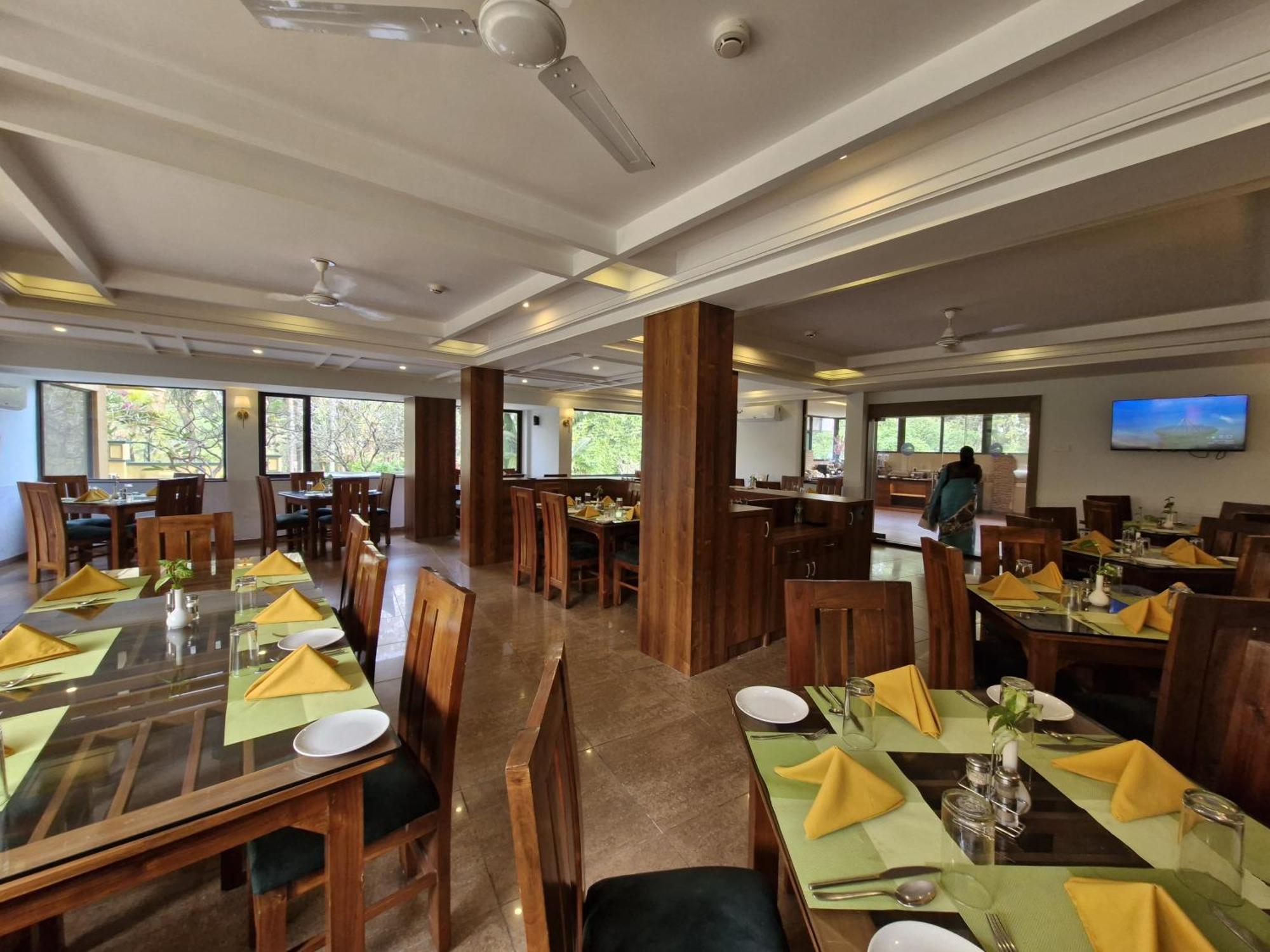 Golden Landmark Green Valley Beach Resort Dona Paula Exterior photo